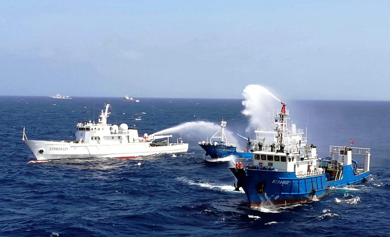 انتقاد فیلیپین از چین به دلیل نصب موانع شناور در دریای چین