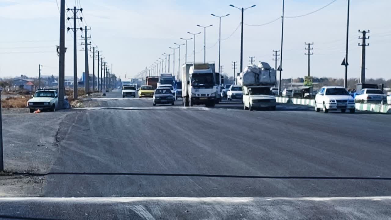 ملارد شهری ایمن؛  نصب و ترمیم سرعتکاه های لاستیکی در جاده چیتگر قبل از پلیس راه