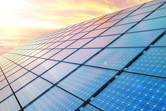 احداث ۱۷ شهرک صنعتی خورشیدی تا تابستان/ سرمایه‌گذاری با ۲.۵ میلیارد تومان در انرژی پاک