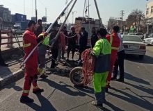 ‍ تلاش ۷ ساعته پرسنل خدمات شهری برای رفع انسداد کانال زیرزمینی از زباله های شهروندان