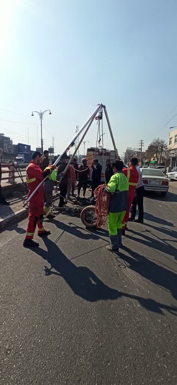  تلاش ۷ ساعته پرسنل خدمات شهری برای رفع انسداد کانال زیرزمینی از زباله های شهروندان