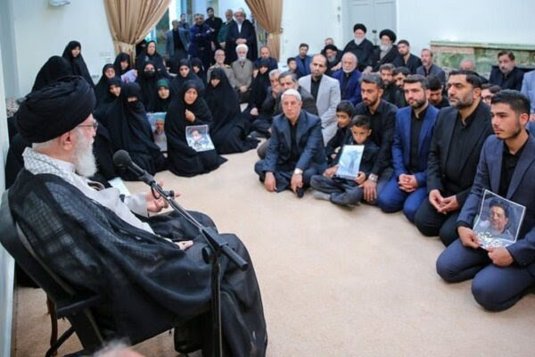 خدمت به مردم و مردمی‌بودن از بارزترین ویژگی‌های شهدای حادثه اخیر است/ تشییع باشکوه شهدا نشان داد که ملت ایران زنده است
