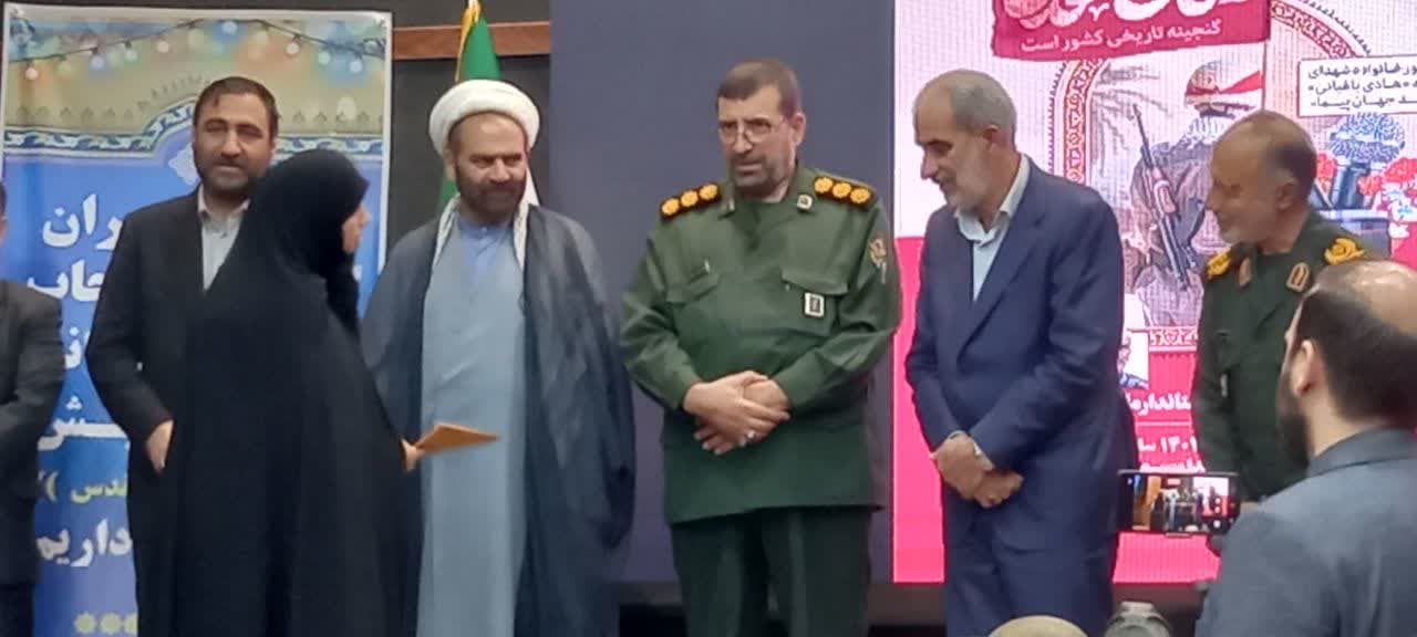 تجلیل از خانواده های شهدای رسانه  و خبرنگاران برتر فعال در حوزه دفاع مقدس