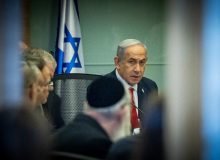 نتانیاهو از یک اتاق مستحکم در زیرزمین دفترش کار می‌کند