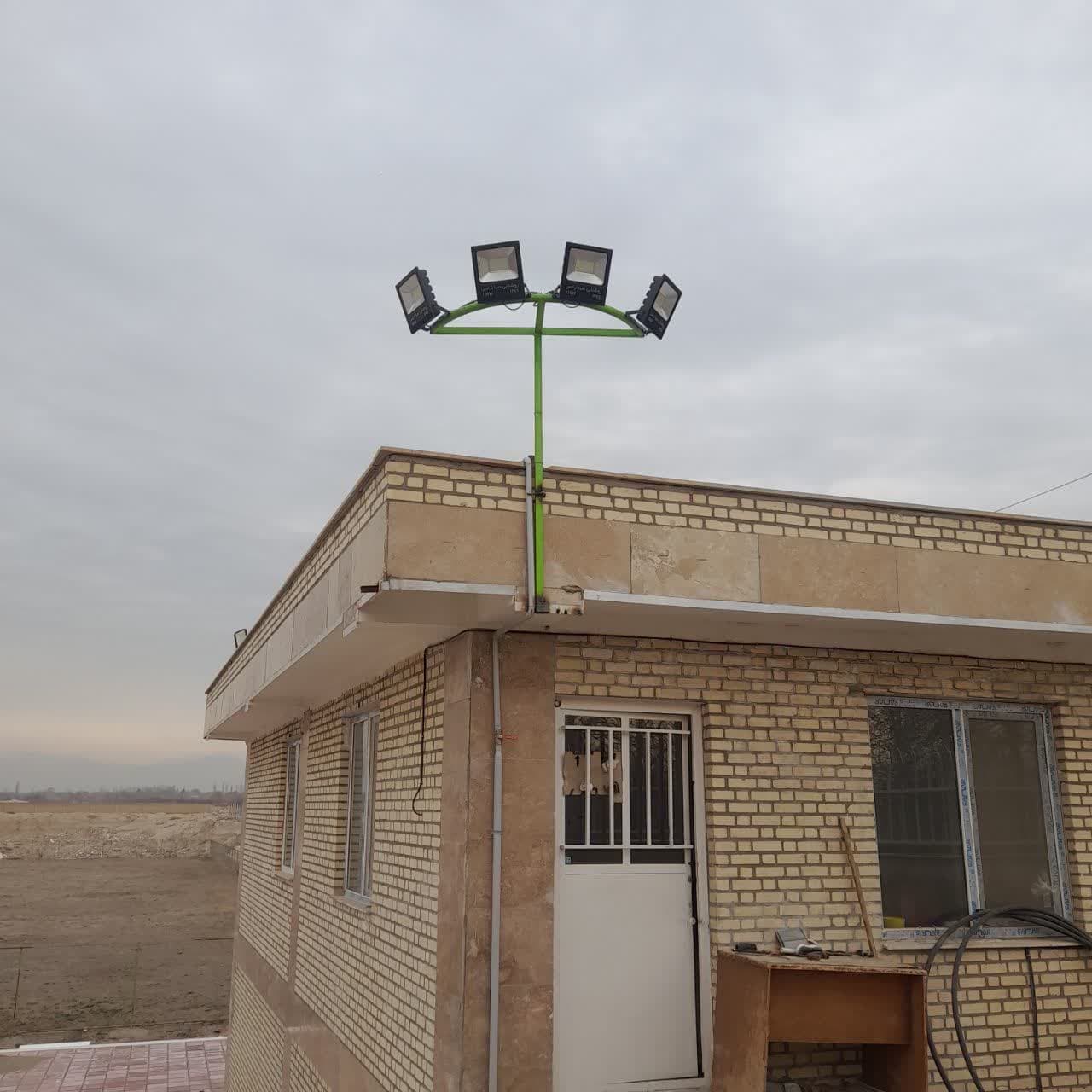 نصب پایه روشنایی در مجموعه ورزشی شهیدنصراللهی