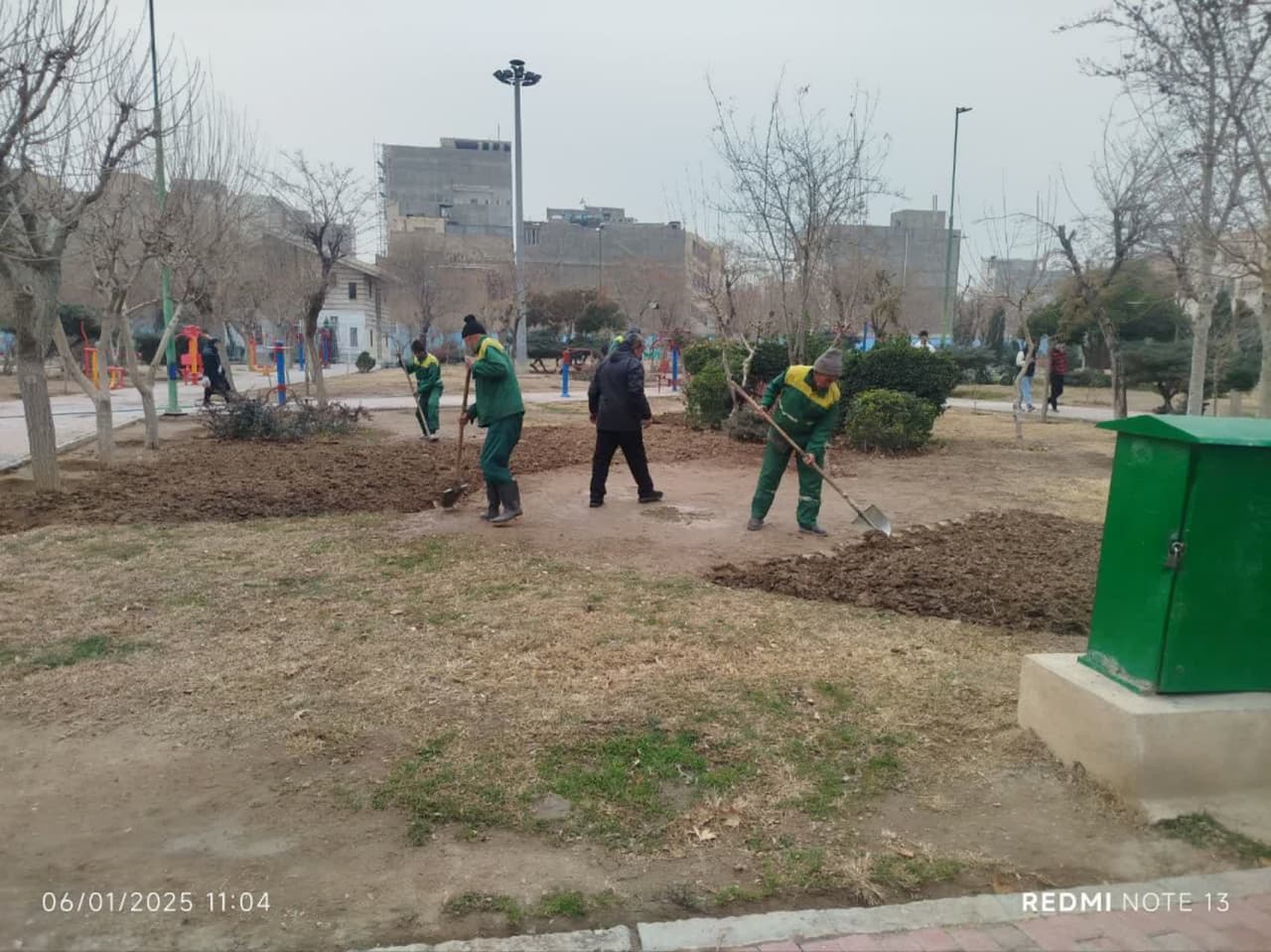 عملیات بازپیرایی فضای سبز بوستان شهدای چهاردانگه