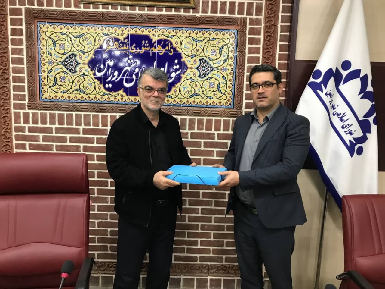 علیرضا مومنی شهردار ورامین لایحه برنامه و بودجه پیشنهادی ۲۶۰۰ میلیاردی شهرداری ورامین در سال ۱۴۰۴ به رئیس شورای اسلامی شهر ورامین تقدیم شد .
