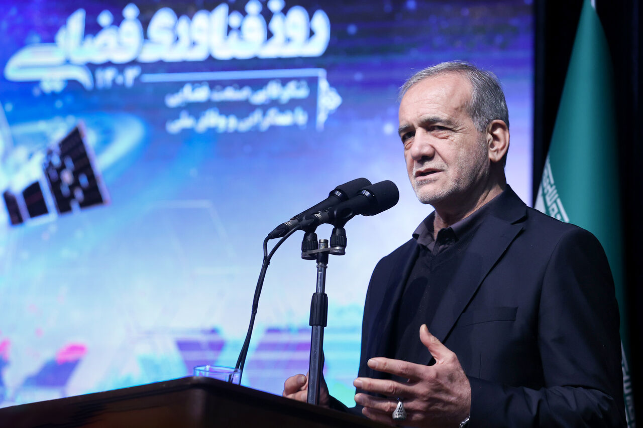 خروج از بحران‌های امروز فقط با کمک عالمان و نخبگان میسر است