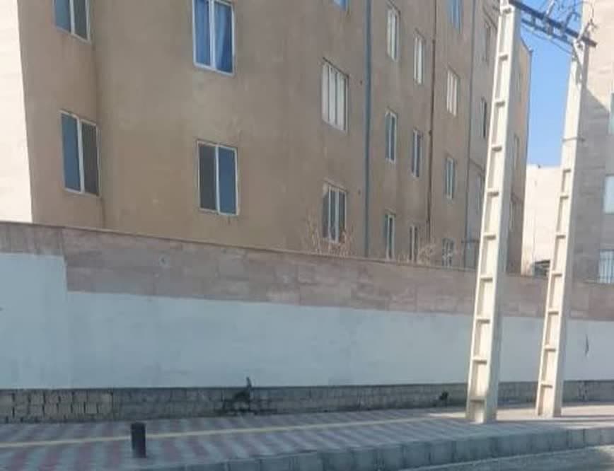 پاکسازی و رنگ آمیزی دیوار نوشته های غیر مجاز در شهرک امید صفادشت با هدف حذف آلودگی‌های بصری و زیباسازی منظرشهری