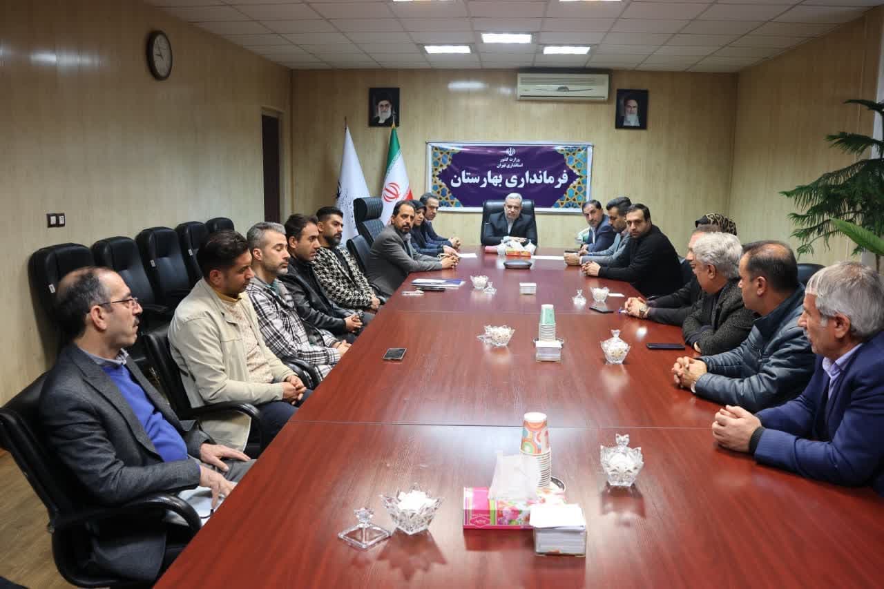 تاکید سرپرست فرماندار ی بهارستان بر هویت‌بخشی بازار کیف و کفش شهرستان