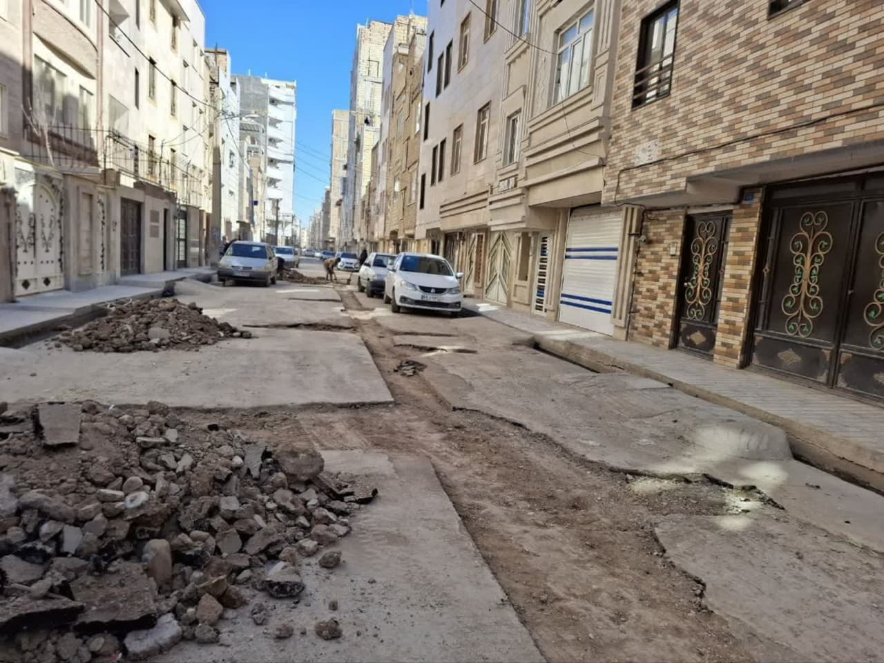 عملیات تخریب و زیرسازی آسفالت کوچه نگارستان ۱۷