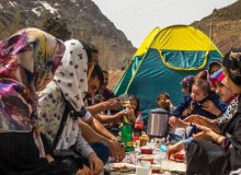 «کلوخ‌اندازون» یا رسمِ هرچه می‌خواهد دل تنگت بخور!