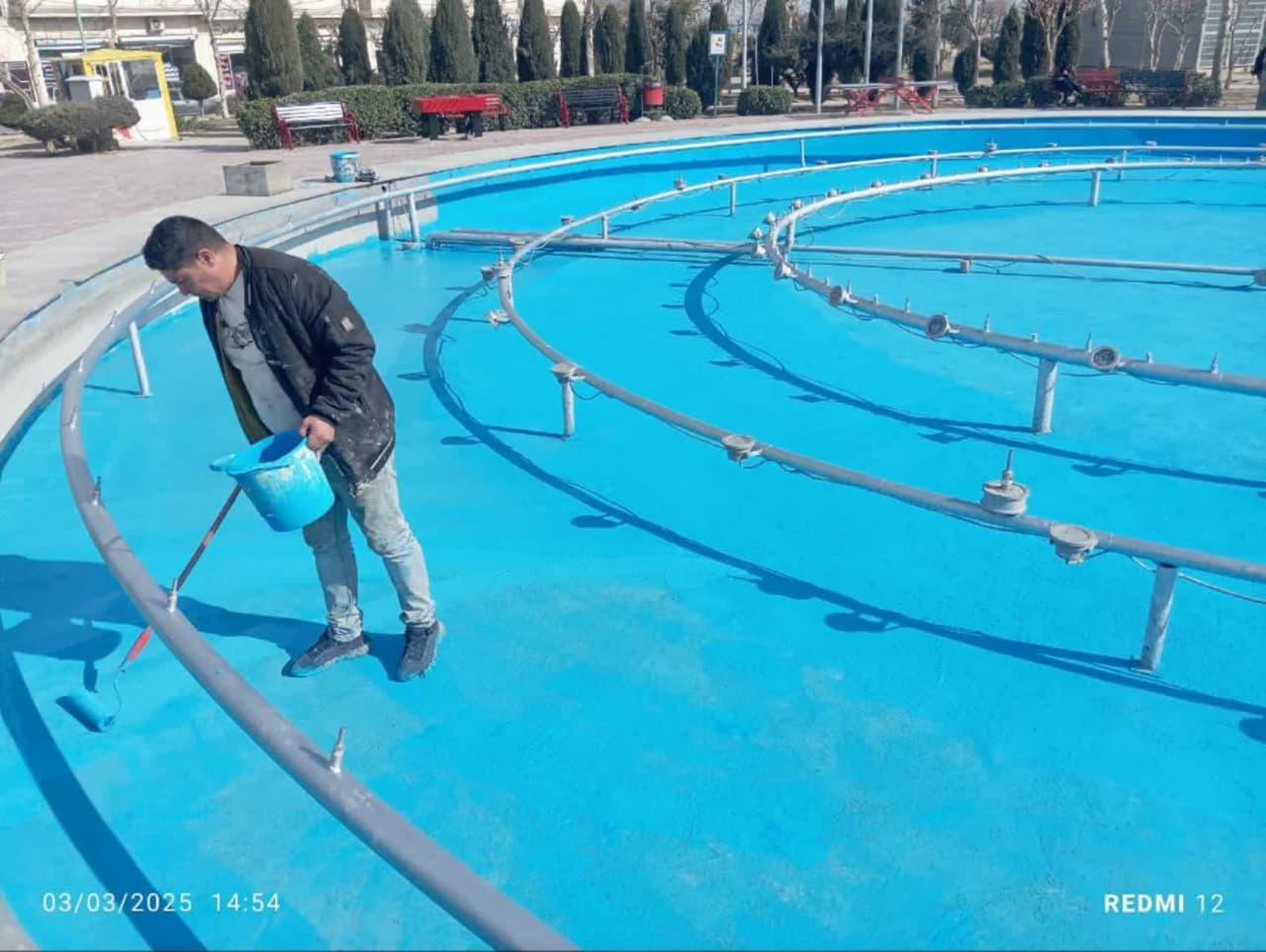 ⬅️ آغاز عملیات رنگ آمیزی آبنما و مبلمان فضای سبز شهر چهاردانگه