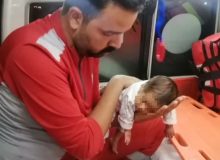 نجات نوزاد ۵۰ روزه از انسداد مسیر تنفسی توسط نجاتگران هلال‌ احمر استان اصفهان