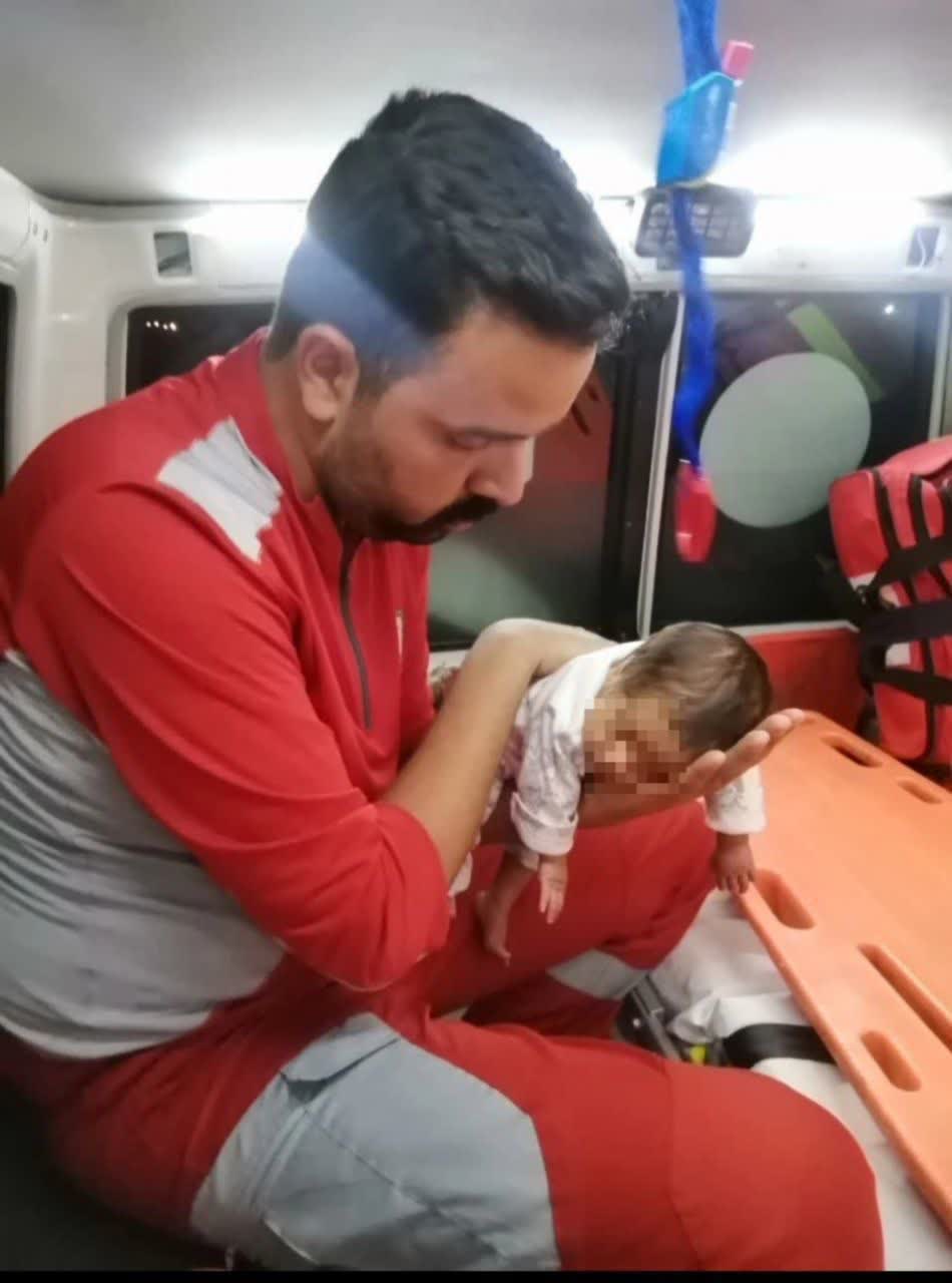 نجات نوزاد ۵۰ روزه از انسداد مسیر تنفسی توسط نجاتگران هلال احمر استان اصفهان