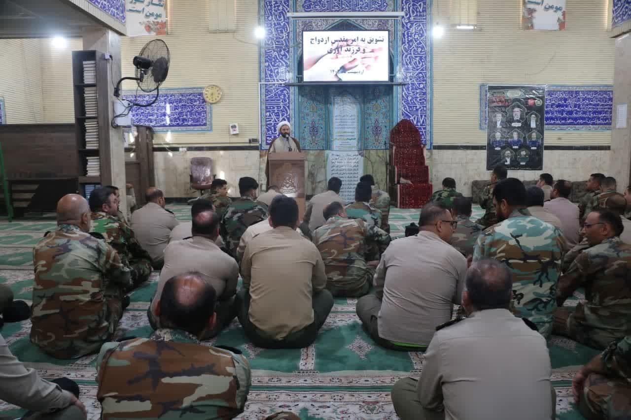 کارکنان گروه ۴۴ توپخانه نزاجا به امر مقدس ازدواج و فرزند آوری تشویق شدند.