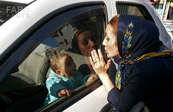 کودکان را در ماشین درب بسته با شیشه های بالا رها نکنید!