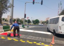 ✅ عملیات خط کشی، رنگ‌آمیزی و نصب علائم ترافیکی و خطوط عابر پیاده و علائم تشخیص محدوده شهری شهر ورامین در حال اجراست.