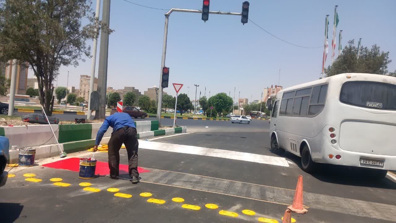 ✅ عملیات خط کشی، رنگ‌آمیزی و نصب علائم ترافیکی و خطوط عابر پیاده و علائم تشخیص محدوده شهری شهر ورامین در حال اجراست.