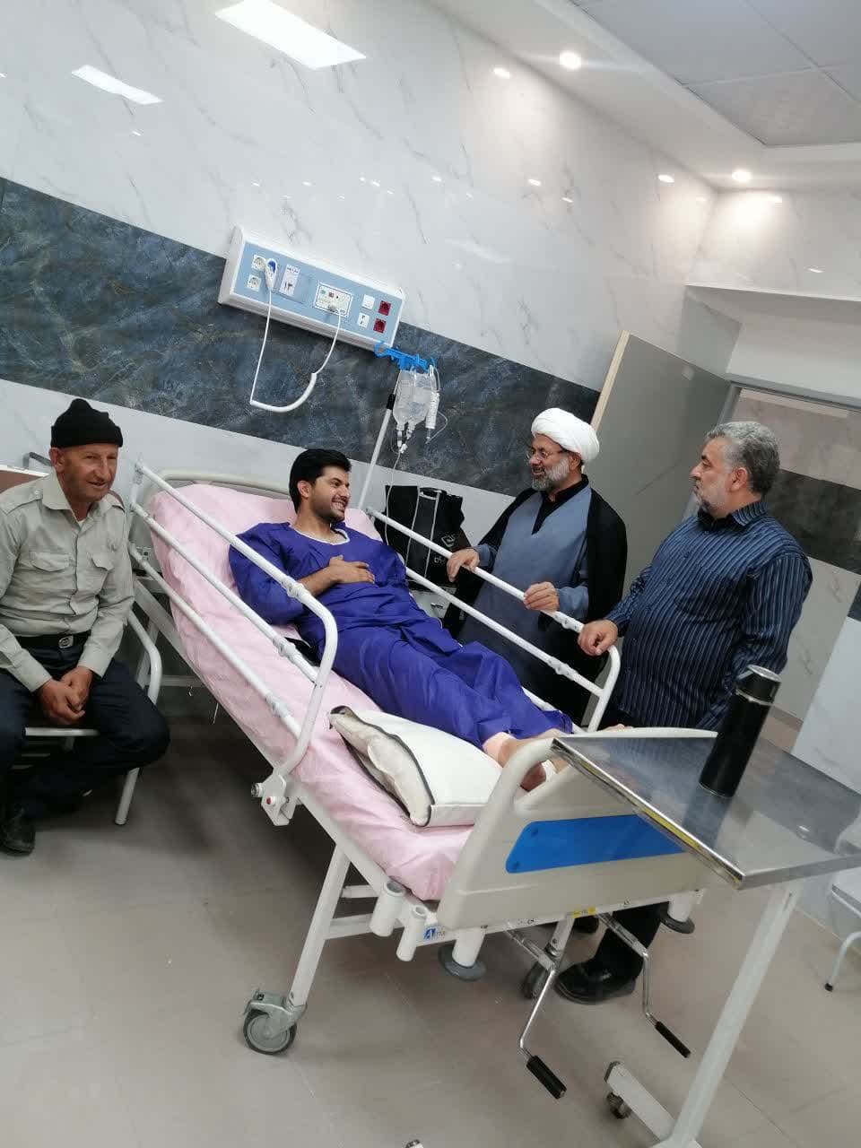 عیادت از روحانی وظیفه ،در بستر بیماری توسط مسئولین عقیدتی سیاسی گروه ۴۴ توپخانه نزاجا