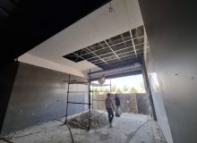 ♨️تسریع در روند ساخت قطب فرهنگی شهر صالحیه؛ پایان نمای شیشه‌ای و آغاز سقف کاذب واحدهای تجاری