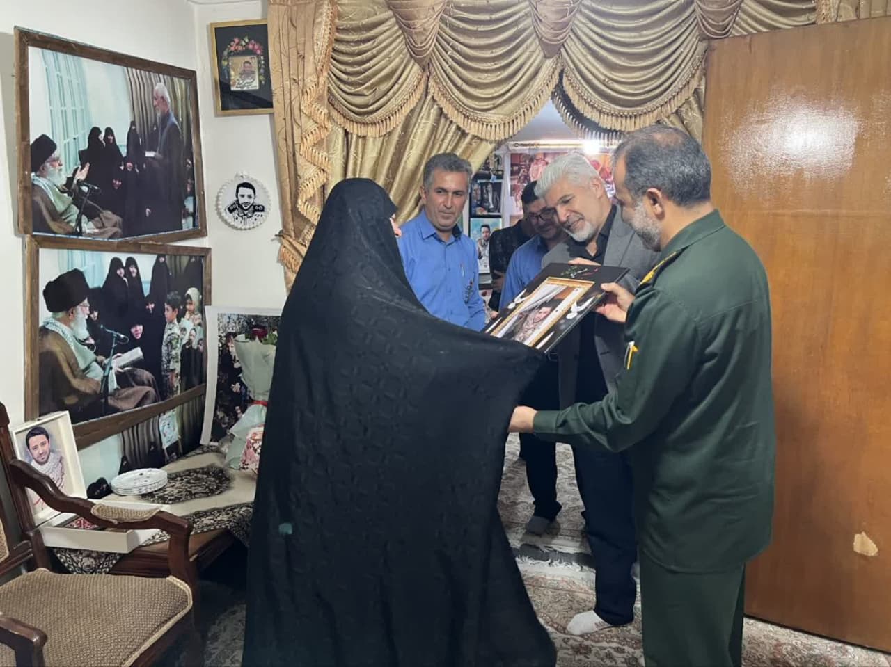 دیدار مسوول سازمان بسیج ادارات و کارمندان سپاه پاسداران و مدیر شرکت خطوط و لوله و مخابرات نفت منطقه شمال از خانواده شهید مشتاقی