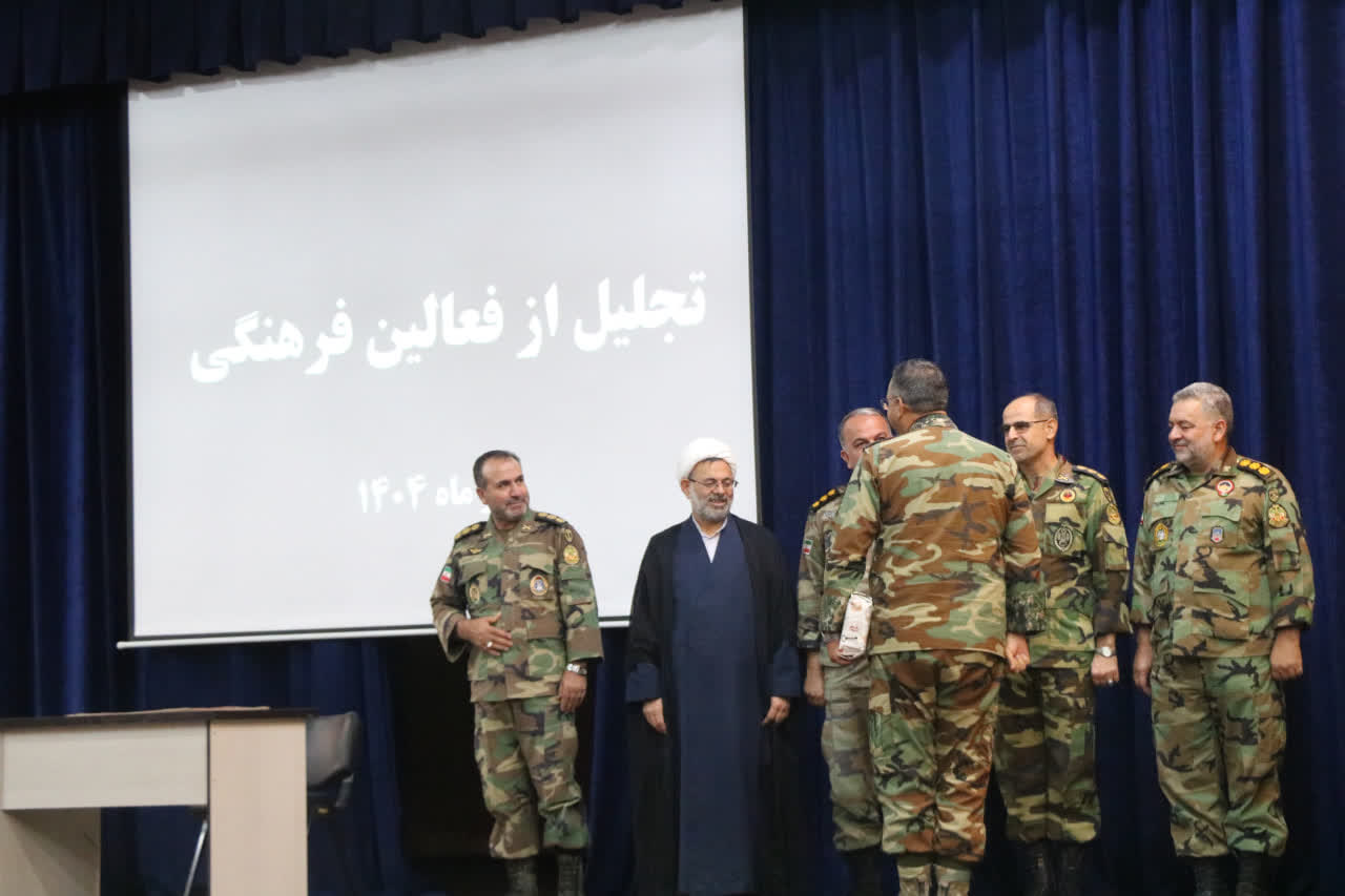 از فعالین فرهنگی در گروه ۴۴ توپخانه نزاجا تجلیل به عمل آمد
