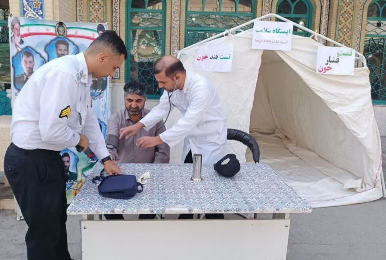 ایستگاه سلامت در مصلای امام خمینی(ره) شهرکرد توسط گروه ۴۴ توپخانه نزاجا برای کارکنان، خانواده‌ها و پیشکسوتان برپا شد