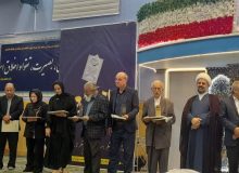 در ایین عبادی و سیاسی نماز جمعه این هفته شهرستان رباط کریم که در محل مصلی بزرگ شهر برگزار شداز تعدادی از برگزار کنندگان ومنتخبان هفته فرهنگی شهر تجلیل بعمل امد.