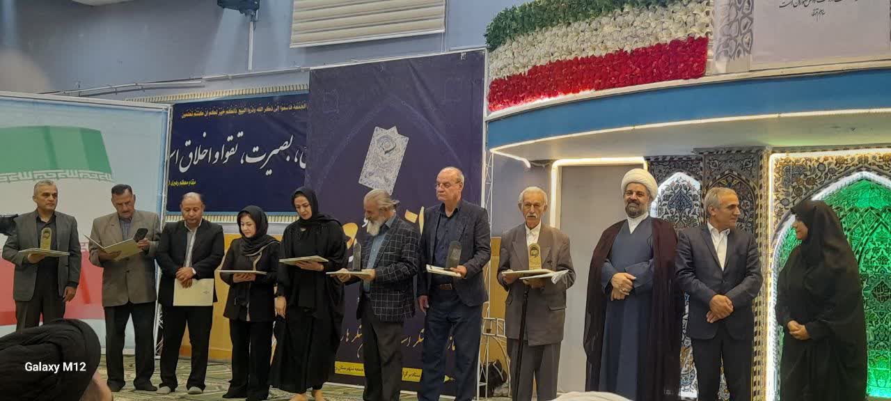 در ایین عبادی و سیاسی نماز جمعه این هفته شهرستان رباط کریم که در محل مصلی بزرگ شهر برگزار شداز تعدادی از برگزار کنندگان ومنتخبان هفته فرهنگی شهر تجلیل بعمل امد.