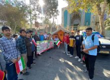 برپایی ایستگاه سلامت برای دانش‌آموزان در راهپیمایی روز ۱۳ آبان توسط کارکنان گروه ۴۴ توپخانه