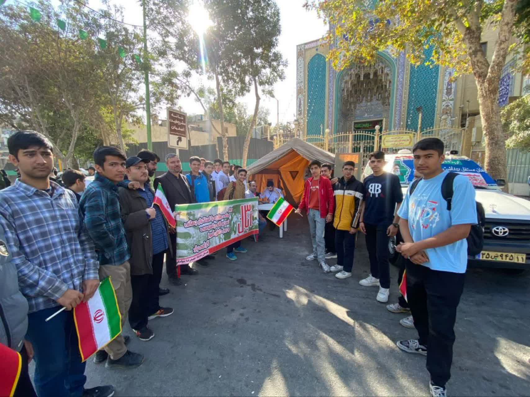 برپایی ایستگاه سلامت برای دانش‌آموزان در راهپیمایی روز ۱۳ آبان توسط کارکنان گروه ۴۴ توپخانه