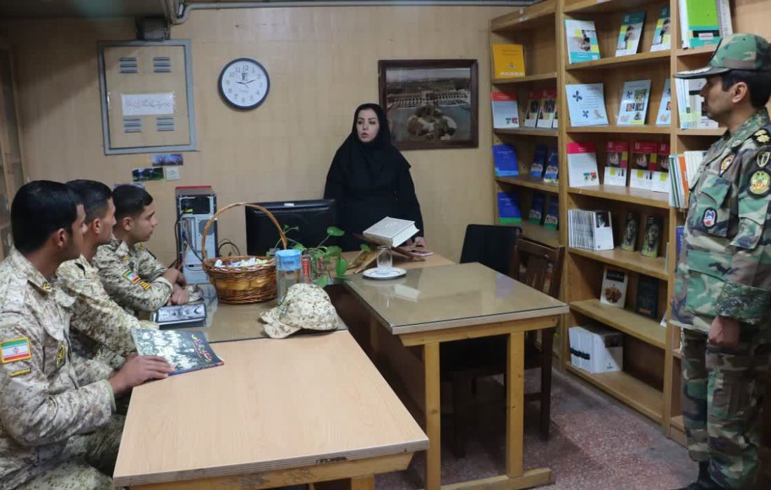 کارکنان گروه ۴۴ توپخانه به مناسبت هفته کتاب و کتاب‌خوانی از کتابخانه عمومی توحید اصفهان بازدید کردند
