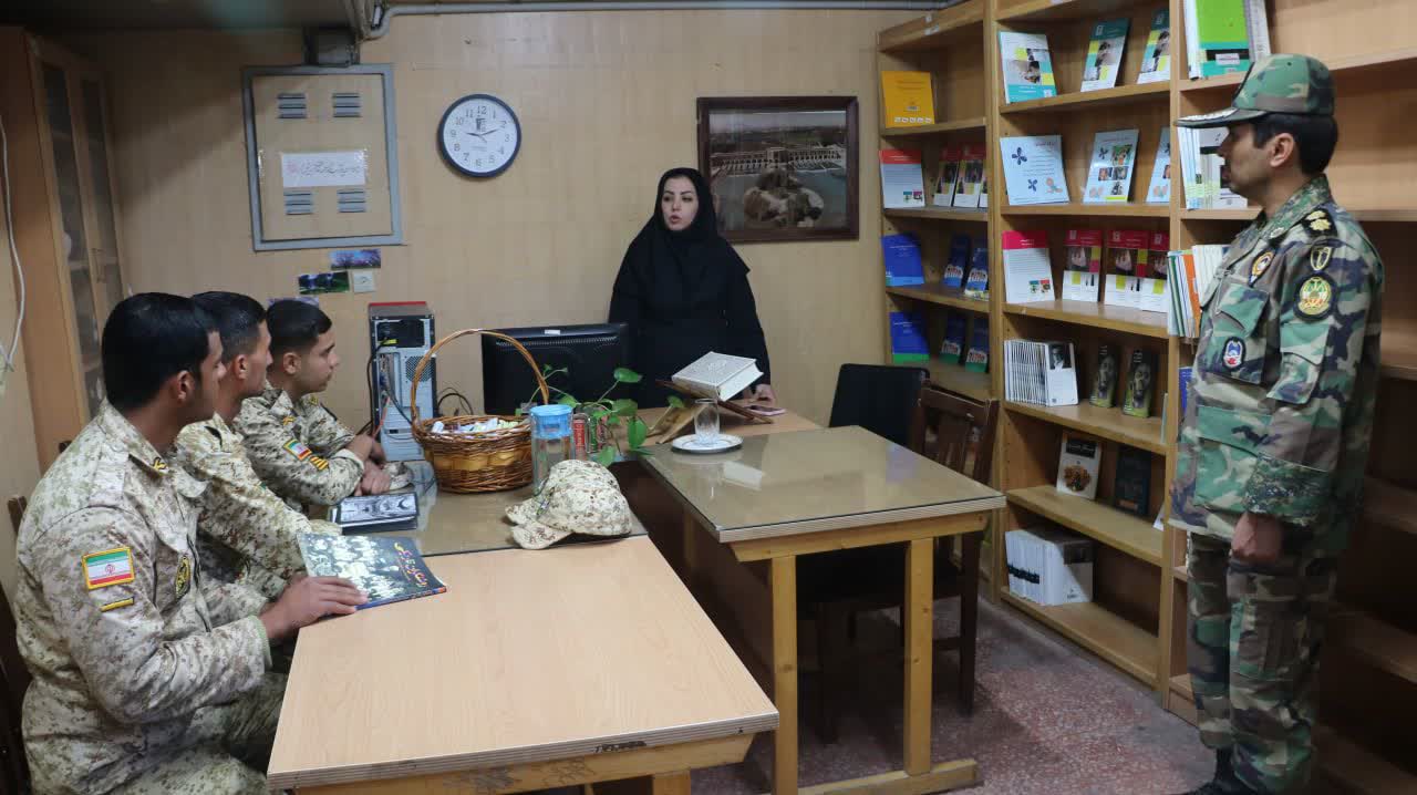 کارکنان گروه ۴۴ توپخانه به مناسبت هفته کتاب و کتابخوانی از کتابخانه عمومی توحید اصفهان بازدید کردند