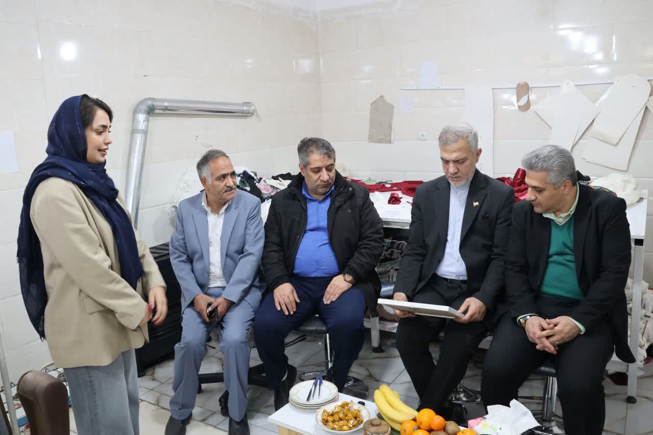 بازدید سرپرست فرمانداری بهارستان از کارگاه تولید پوشاک با تأکید بر رفع موانع تولید و حمایت از صنایع کوچک