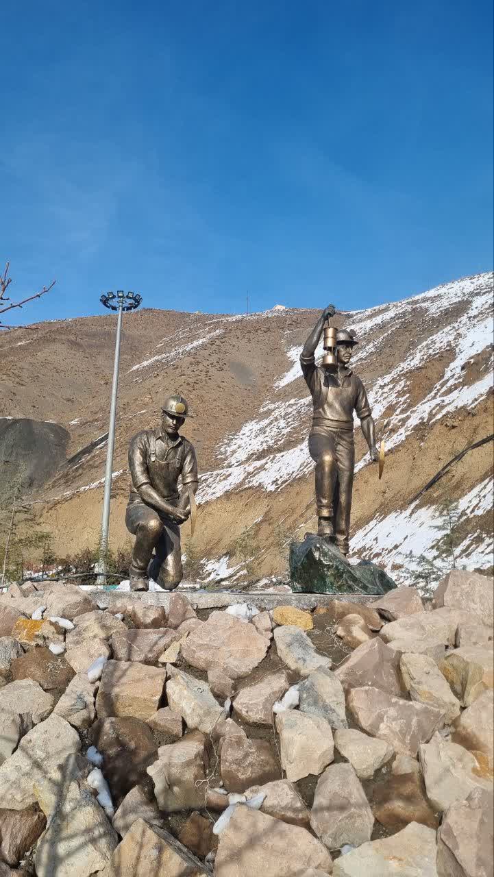 المان یادبود کشته شدگان معدن در شهر شمشک دربندسر در ایستگاه آخر