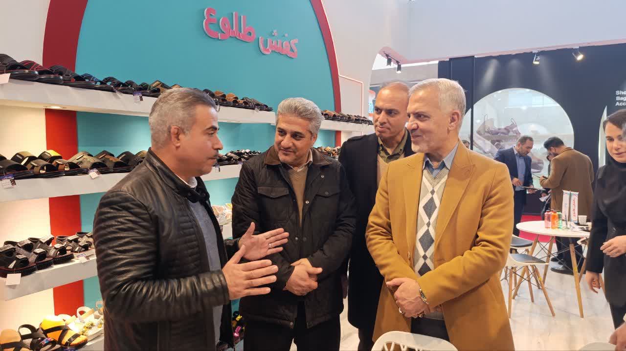 تأکید فرماندار بهارستان بر رفع موانع تولیدکنندگان کفش در بازدید از نمایشگاه تخصصی شهر آفتاب