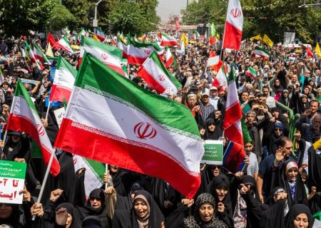 هتک حرمت پرچم؛ کشورهای جهان چگونه با این جرم برخورد می‌کنند؟