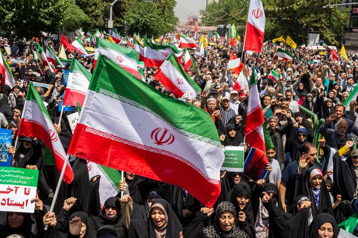 هتک حرمت پرچم؛ کشورهای جهان چگونه با این جرم برخورد می‌کنند؟