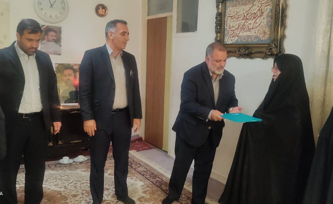 دیدار مدیر بیمه دی البرز از خانواده شهدای پل B1