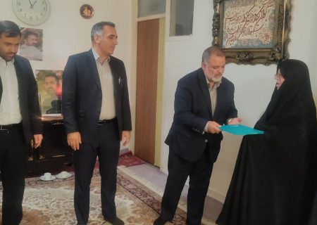 دیدار مدیر بیمه دی البرز از خانواده شهدای پل B1