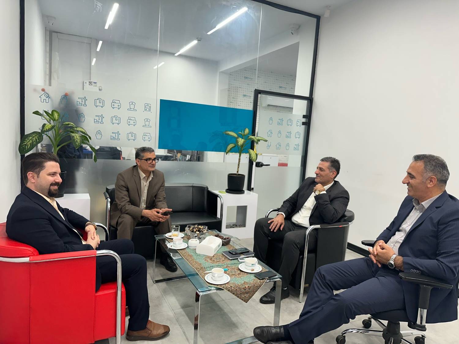 نشست هماندیشی مدیران بیمه دی و شهرداری کرج با هدف تحول در خدمات بیمهای و درمانی