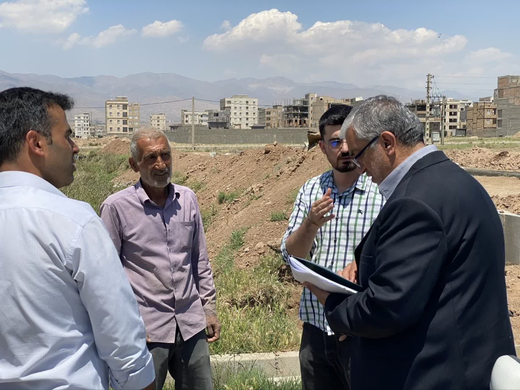 بازدید میدانی شهردار هشتگرد از پروژه بهسازی بلوار شهید حججی؛ تأکید بر تسریع در اجرای پروژه‌های عمرانی