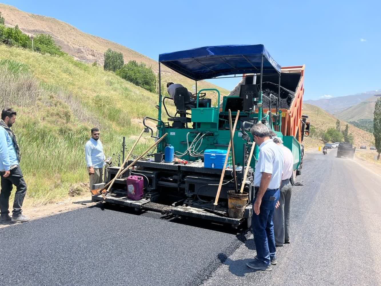 آغاز عملیات روکش آسفالت۶١ کیلومتر از محورهای روستایی طالقان با اعتباری بالغ بر ٣۵٠میلیارد تومان